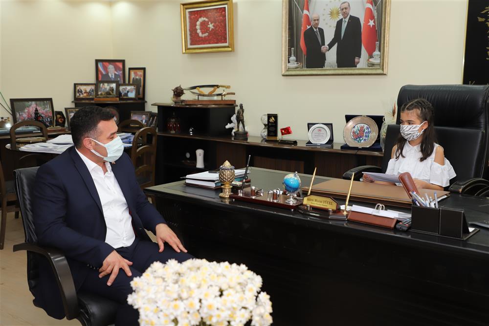 başkanın koltuğuna oturdu2 aa837