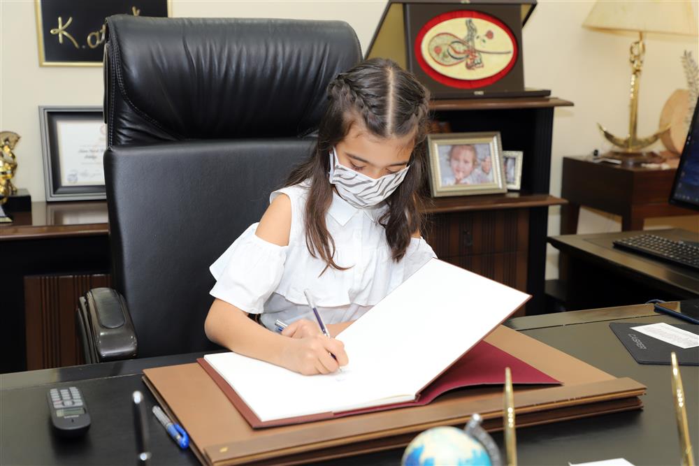 başkanın koltuğuna oturdu4 af340