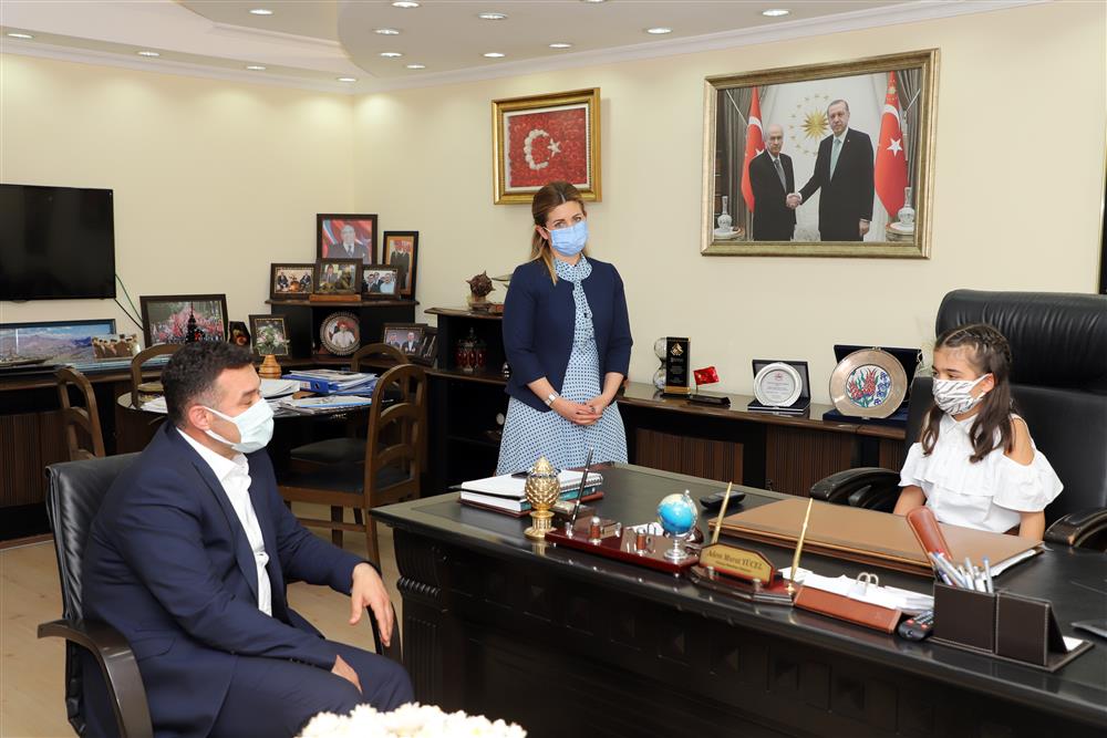 başkanın koltuğuna oturdu5 608e5