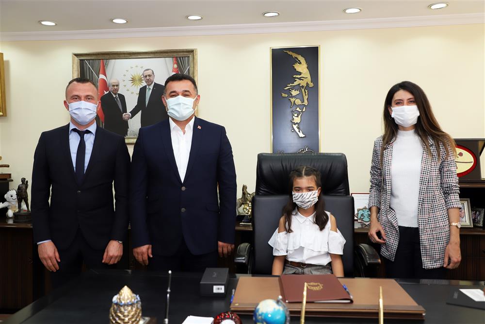 başkanın koltuğuna oturdu6 c8541