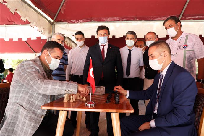 il müdürü ile satranç 1 4343d