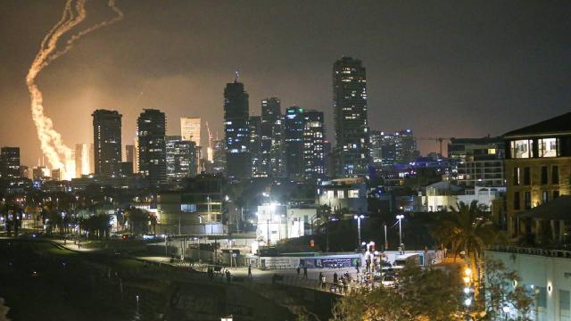 Tel Aviv'e füze isabet etti! İran'dan dalga dalga füzeler atılıyor...