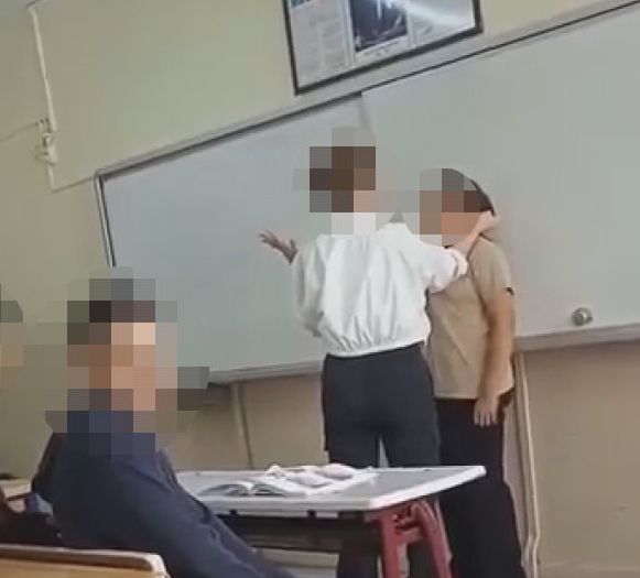 Okulda skandal olay: Öğretmen sınıfın ortasında öğrencisini darbetti...