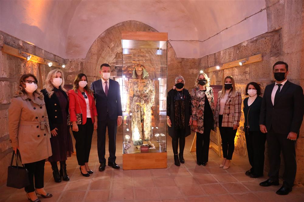 kadın sergi 7 8e7f0