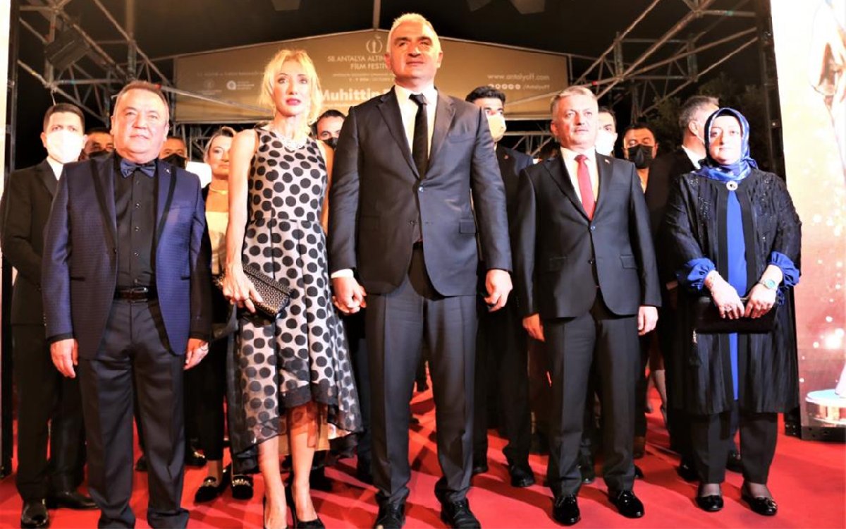 kırmızı halıda 01dfb