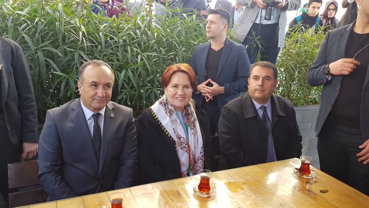 meral aksener taksi durağında84048619 159120052052409 7572523299901538304 n 1d7fe