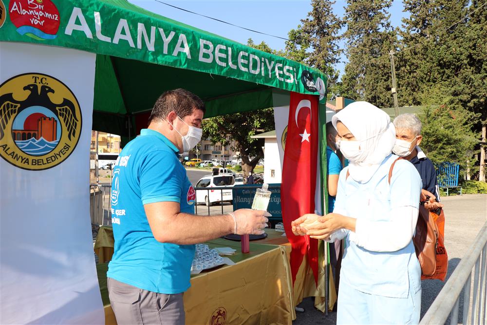 mezarlıkta çiçek 4 958958912354168192 02f1f