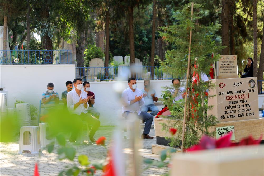 mezarlıkta çiçek başkan şehitlikte 2 800996224990669120 3a3eb