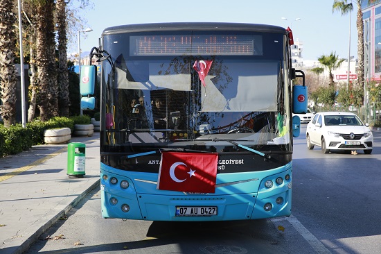 otobüslerde bayrak 2 Antalyada toplu ulaşım araçalır bayrakla donatıldı 1 013d4