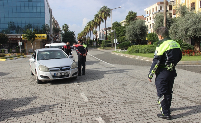 polisoalanyada polis denetim yapiyor yasaga uymayanlara ceza kesiliyor h264822 aed0c 7b921