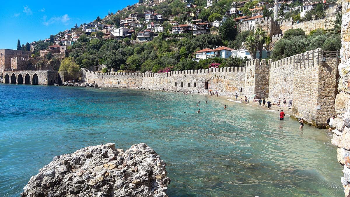 tarihle ic ice plajda izmarit sise cekirdek kabugu kirliligi 9299 dhaphoto6 0971e