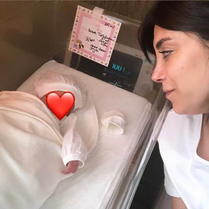 türkdoğan ve ikinci bebeği ile eşi 111385666 318325445881152 7874378582560372140 n acce5