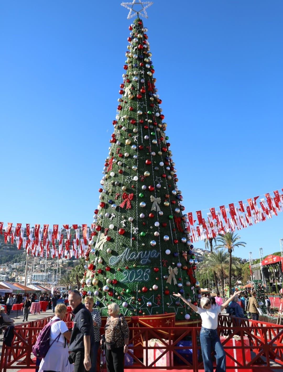 15. Alanya Uluslararası Noel Pazarı kapılarını ziyaretçilerine açtı...