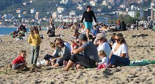 yerleşik turistler sahilde 1 6e950