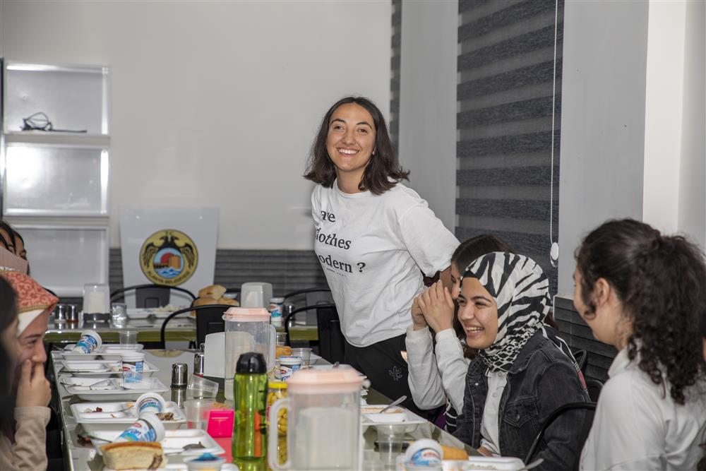 yücel ve ailesi kız yurdunda 5 23703