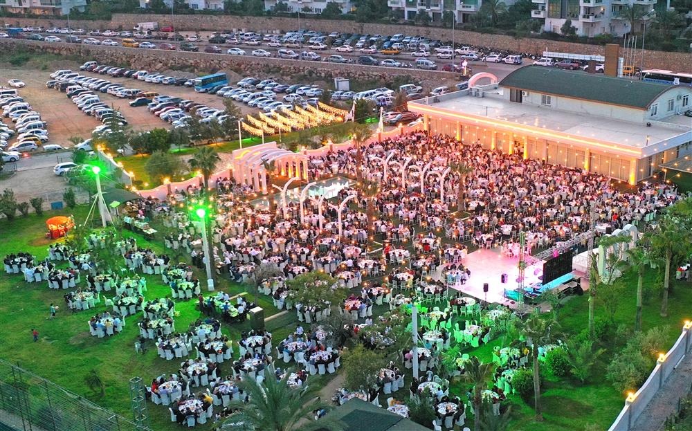 yücel ve personeli iftarda 3 0033b