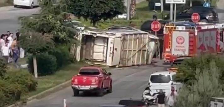 Alanya'da çöp kamyonu devrildi,2 işçi yaralı...