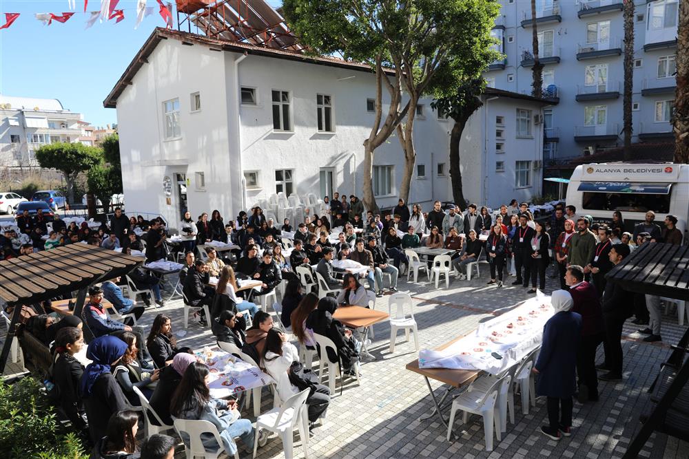 ÖĞRENCİLER VE YÜCEL 2 9ad2f