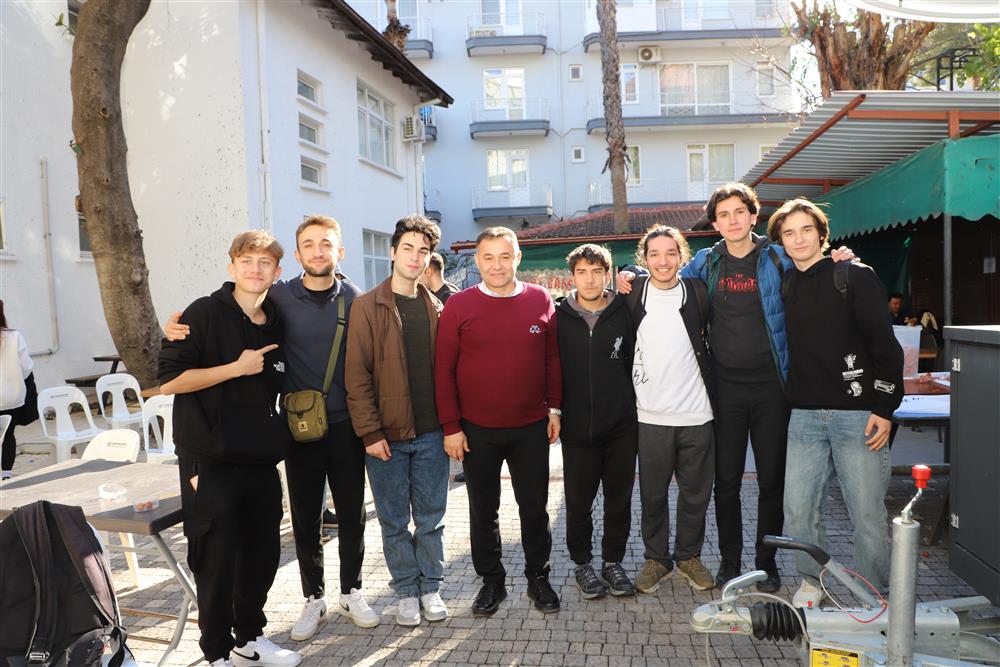 ÖĞRENCİLER VE YÜCEL 3 97857