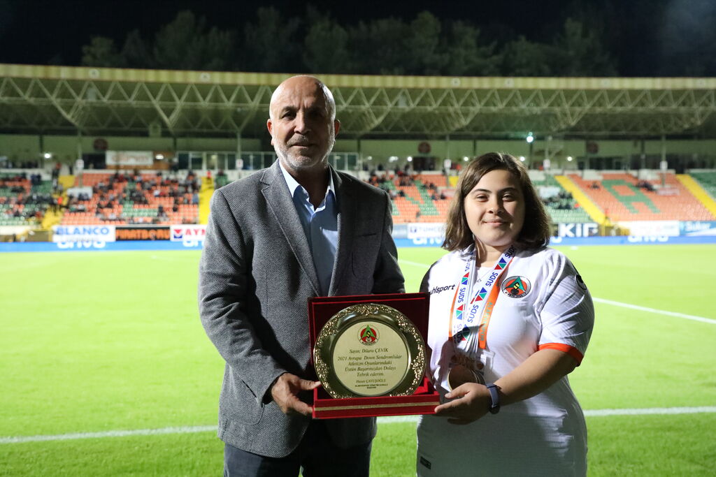 çavuşoğlu ve plaket 1 cc229