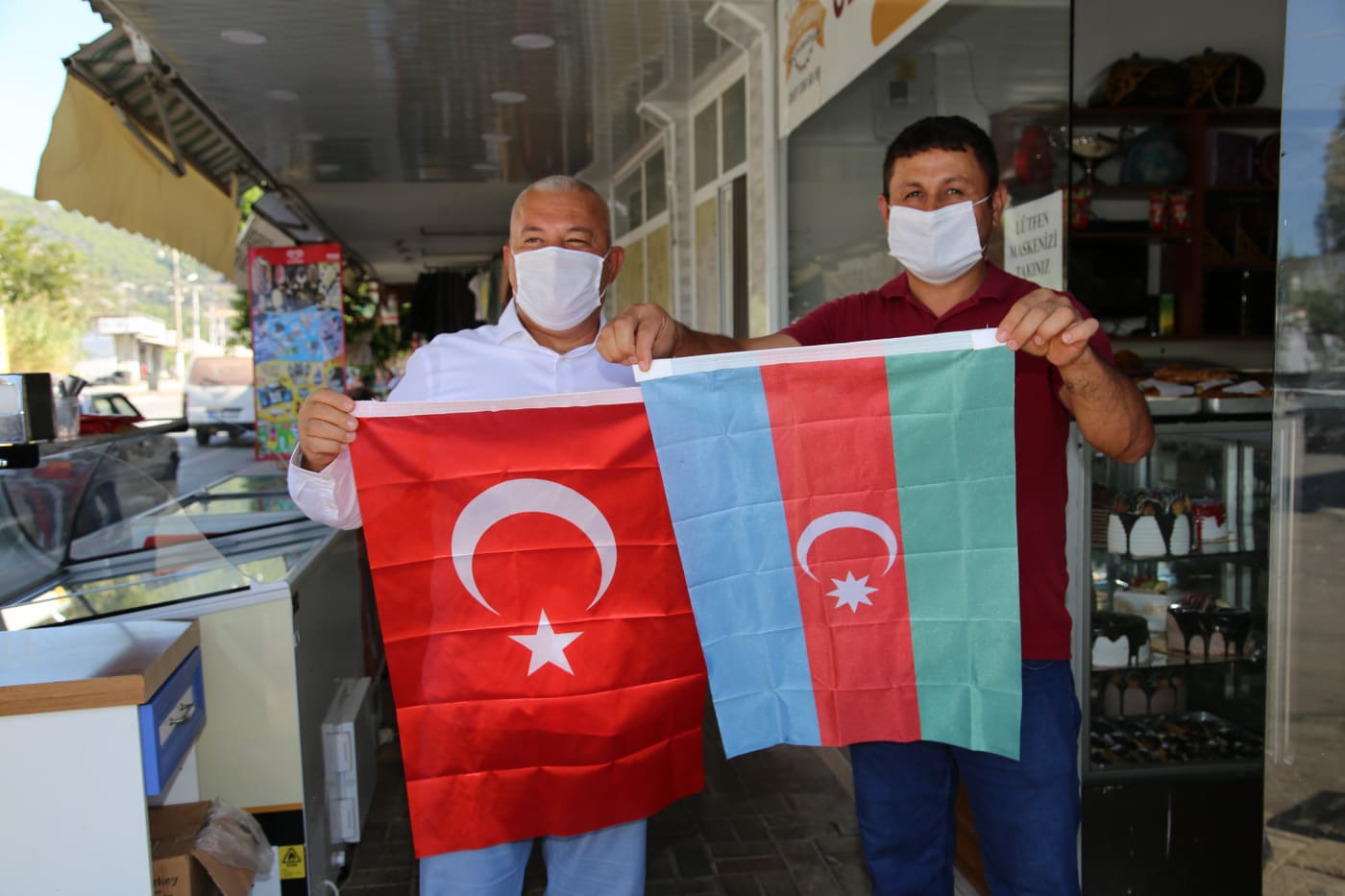 ŞAHİN BAYRAK DAĞITTI 4 120801857 653221418894858 571259504418459376 n bf5b5