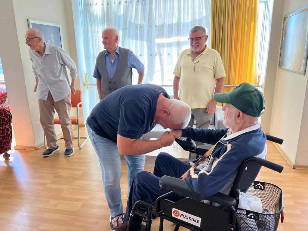 ŞAHİN HUZUREVİNDE 6 74072