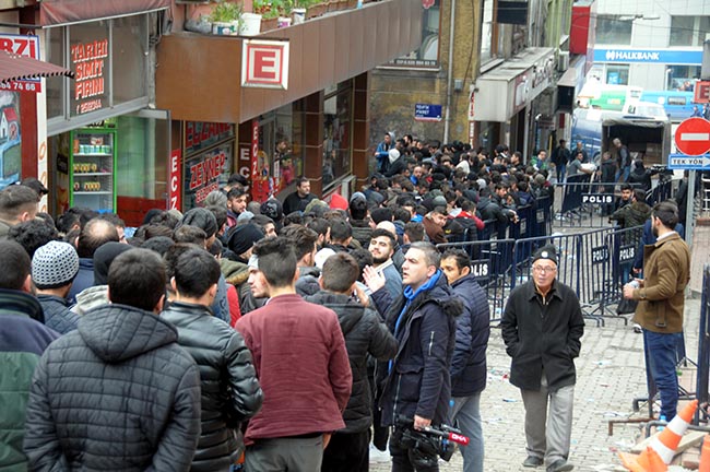 yeraltinda ise baslamak icin yer ustunde siraya girdiler 2174 dhaphoto10