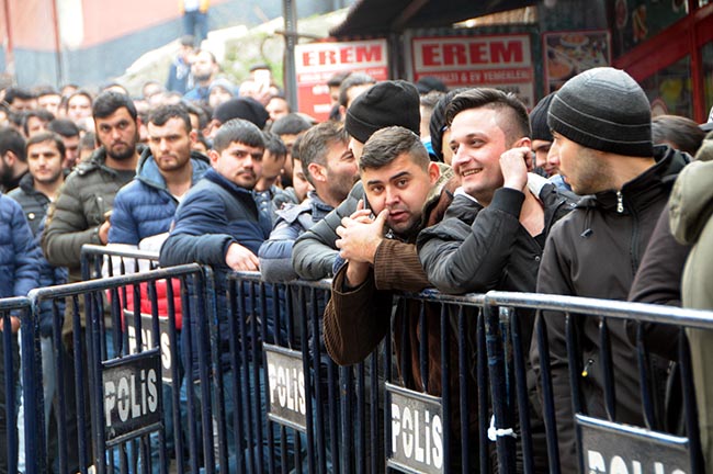 yeraltinda ise baslamak icin yer ustunde siraya girdiler 2174 dhaphoto11