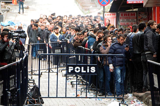 yeraltinda ise baslamak icin yer ustunde siraya girdiler 2174 dhaphoto12