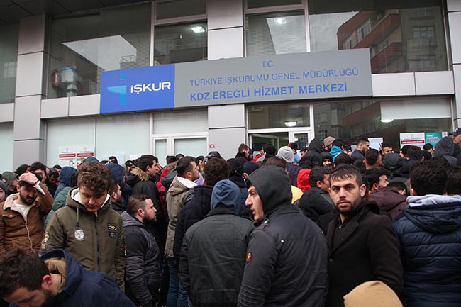 yeraltinda ise baslamak icin yer ustunde siraya girdiler 2174 dhaphoto15