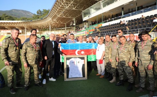 Alanyaspor Başkanı Hasan Çavuşoğlu kahraman gazilere plaket verdi...